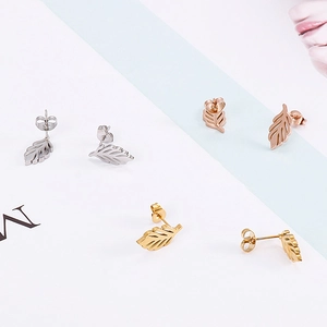 Trois paires de boucles d'oreilles feuilles en or, argent et or rose en acier inoxydable