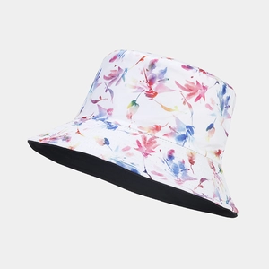 Détail d'un chapeau bob réversible avec motifs floraux aquarelle et doublure intérieure noire