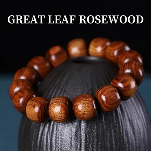 Détail macro du bracelet en bois de rose avec texture de grain de bois naturel poli