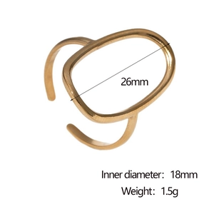 Détail de la bague géométrique plaquée or 18k montrant le diamètre 18mm et le poids 1,5g