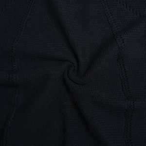 Vista macro di maglia a coste blu scuro con trama a rete traspirante e drappeggio morbido