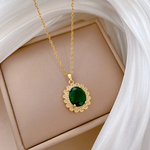 Collana vintage in acciaio al titanio con gemma ovale verde e aureola di diamanti