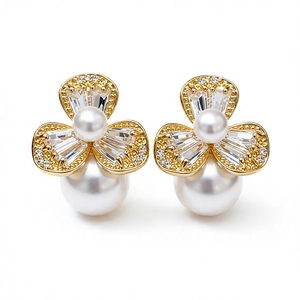 Elegante Blumenohrringe aus Gold mit weißen Perlen und funkelnden Zirkoniasteinen