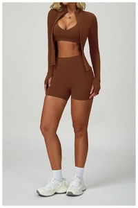 Set yoga marrone 3 pezzi con reggiseno sportivo, pantaloncini a vita alta e giacca zip