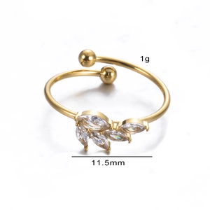 Dettagli di un anello a foglia dorato con zirconi, mostra misura 11,5 mm e peso di 1 grammo