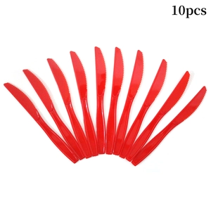 Fan-shaped arrangement of 10 red plastic knives for Christmas party tableware set