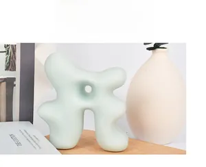 Detailansicht einer mattgrünen Silikonform für DIY Aromatherapie-Ornamente im Abstract-Stil