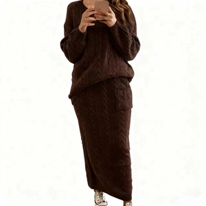 Ensemble en maille torsadée marron foncé pour femme avec pull et jupe mi-longue