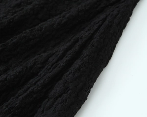 Gros plan sur un tissu de dentelle noire élégant avec des motifs ajourés sophistiqués