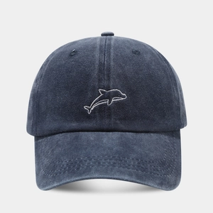 Klassische gewaschene marineblaue Baumwollkappe mit weißer Delphin-Stickerei vorne