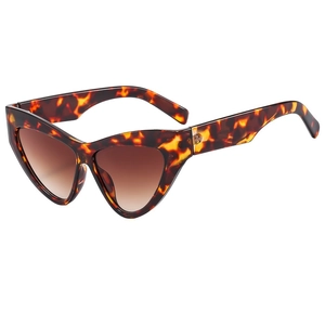 Chic cat eye sunglasses with tortoiseshell frame and brown gradient lenses at 45-degree angle