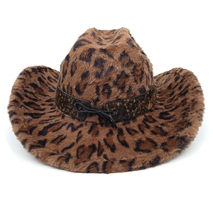 Détail d'un chapeau de cow-boy léopard en fausse fourrure pelucheuse avec ruban décoratif