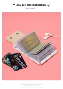 Détail d'un porte-cartes à motif de pêche avec fentes PVC et fermeture à bouton-pression