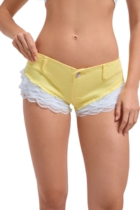 Detail der gelben Denim-Hotpants mit weißem Spitzenbesatz und Metallknopf-Verschluss