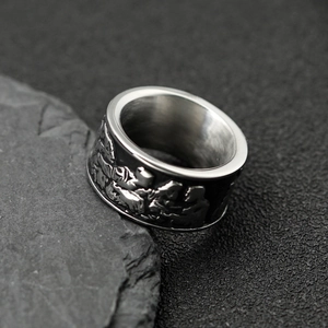 Bague vintage large en acier inoxydable avec relief religieux sur socle de roche