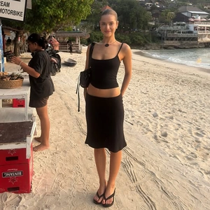 Ensemble noir deux pièces pour femme avec débardeur court et mini jupe style plage