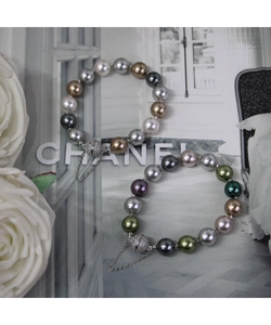 Détail de bracelets en perles multicolores avec fermoirs magnétiques en cristal et chaînettes