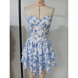 Détail de robe courte fleurie à volants avec décolleté en cœur et taille coulissée
