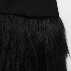Elegantes schwarzes Neckholder-Minikleid mit glattem Stoff und langen Fransen-Details