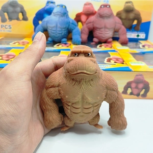 Braunes Gorilla-Quetschspielzeug zum Stressabbau wird von Hand zur Entspannung gedehnt