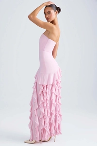 Vue latérale d'une robe de soirée rose sans bretelles avec ourlet à volants et coupe ajustée