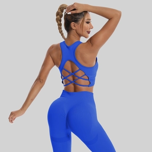 Détail d'un soutien-gorge de sport bleu roi sans couture et leggings de yoga à taille haute