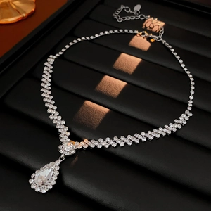 Detail einer silbernen Tropfenhalskette mit Zirkon-Pavé und birnenförmigem Kristallanhänger