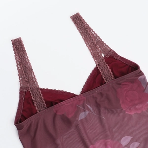 Détail du haut en mesh bordeaux à fleurs avec de fines bretelles en dentelle fine