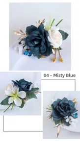 Vue détaillée du corsage fait main rose bleu poudré avec feuilles dorées et cristaux