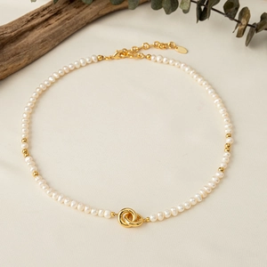Elegant natural freshwater pearl choker necklace with gold double ring pendant and bead accents