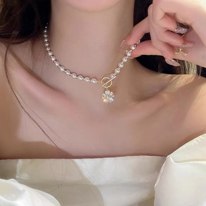 Elegante Gold-Perlenkette mit Diamant-Blumenanhänger und einem modischen OT-Verschluss-Design
