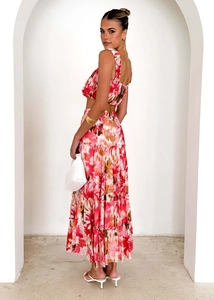 Gros plan sur l'imprimé floral rose d'une jupe longue bohème à volants et d'un crop top