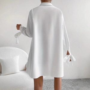Rückansicht weißes Langarm-Hemdkleid mit stilvollen Schleifendetails an den Ärmeln
