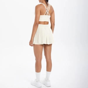 Détail du soutien-gorge de sport dos croisé et jupe plissée en blanc crème