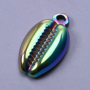 Gros plan d'un pendentif coquillage en acier 304 avec finition arc-en-ciel plaquée PVD