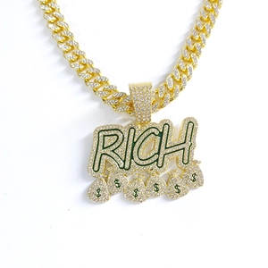 Chaîne cubaine dorée avec lettrage RICH et pendentifs sacs d'argent sertis de diamants