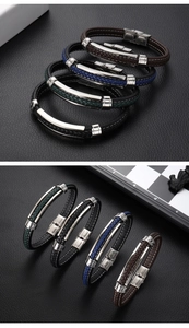 Vue détaillée de bracelets tressés pour hommes en cuir avec des inserts en acier poli