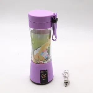 Dettaglio dello spremiagrumi viola portatile con porta USB e cinturino in silicone