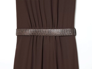 Gros plan d'une robe midi marron foncé avec ceinture en cuir croco et plis à la taille