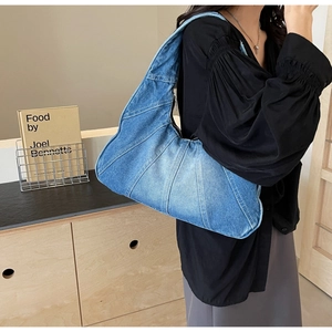 Détail du sac sous l'aisselle en denim avec patchwork plissé unique et style rétro