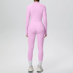 Vista posteriore di un set yoga rosa chiaro con maglia a maniche lunghe e leggings a vita alta