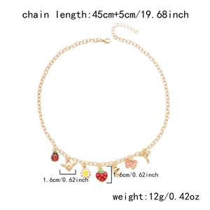 Detailansicht der bunten Obst- und Herzanhänger an einer goldenen Kette mit Maßen