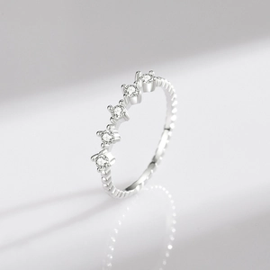 Anello minimalista in argento sterling S925 con fascia a grani e cinque zirconi lucidi