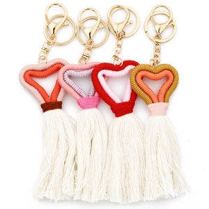Lot de quatre porte-clés en forme de cœur tissés à la main avec glands colorés
