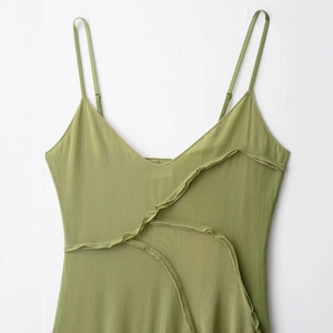 Abito verde con scollo a V, spalline sottili, texture plissettata e balze, vista piana