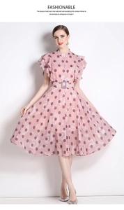 Detail des rosa Polka-Dot-Kleides mit Rüschenärmeln und passendem Gürtel mit quadratischer Schnalle