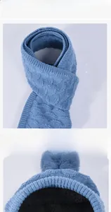 Détail de la doublure en polaire épaisse et du tricot bleu de cet ensemble d'hiver