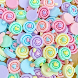 Bunte Mini-Lutscher aus Harz mit Herzmuster für DIY-Handyhüllen und Bastelarbeiten