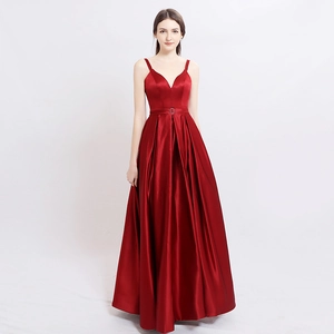 Robe de soirée élégante en satin rouge avec col en V, fines bretelles et jupe longue fluide