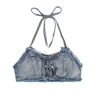Vista detallada del top halter de mezclilla azul con cordones cruzados y bordes deshilachados